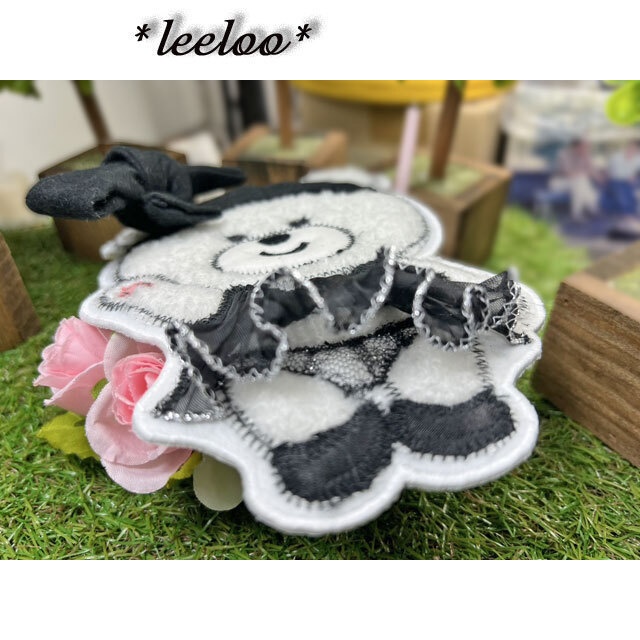 【くま刺繍ワッペン】プリーツスカートの大人くま|モノトーンデザイン|立体アップリケワッペン(約15.5cm・一点物)