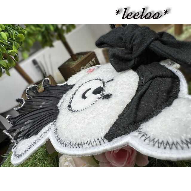 【くま刺繍ワッペン】プリーツスカートの大人くま|モノトーンデザイン|立体アップリケワッペン(約15.5cm・一点物)