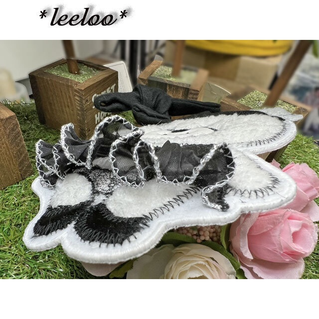 【くま刺繍ワッペン】プリーツスカートの大人くま|モノトーンデザイン|立体アップリケワッペン(約15.5cm・一点物)