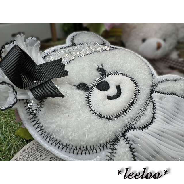 【くま刺繍ワッペン】プリーツワンピースのくまさん|モノトーン×スパンコール|アップリケワッペン