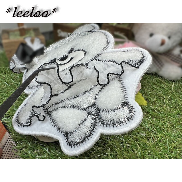 【くま刺繍ワッペン】プリーツワンピースのくまさん|モノトーン×スパンコール|アップリケワッペン