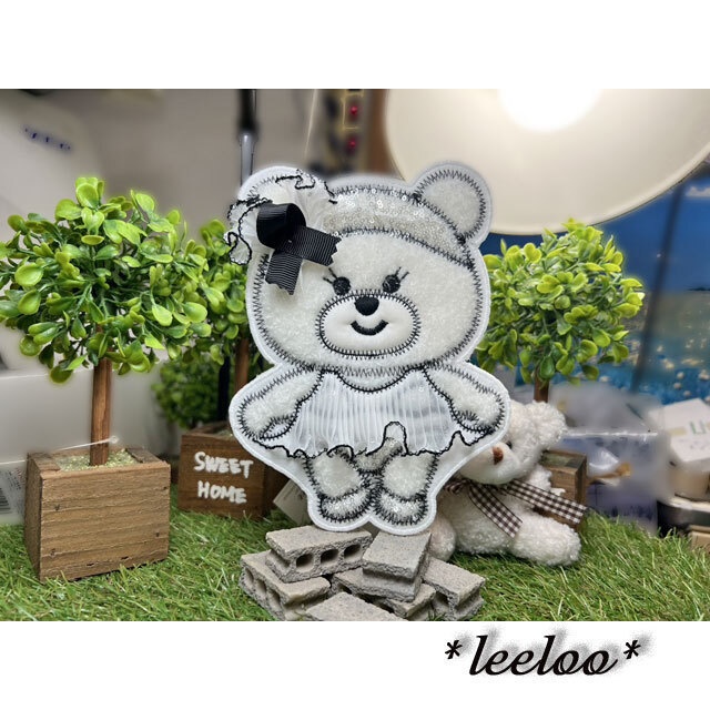 【くま刺繍ワッペン】プリーツワンピースのくまさん|モノトーン×スパンコール|アップリケワッペン
