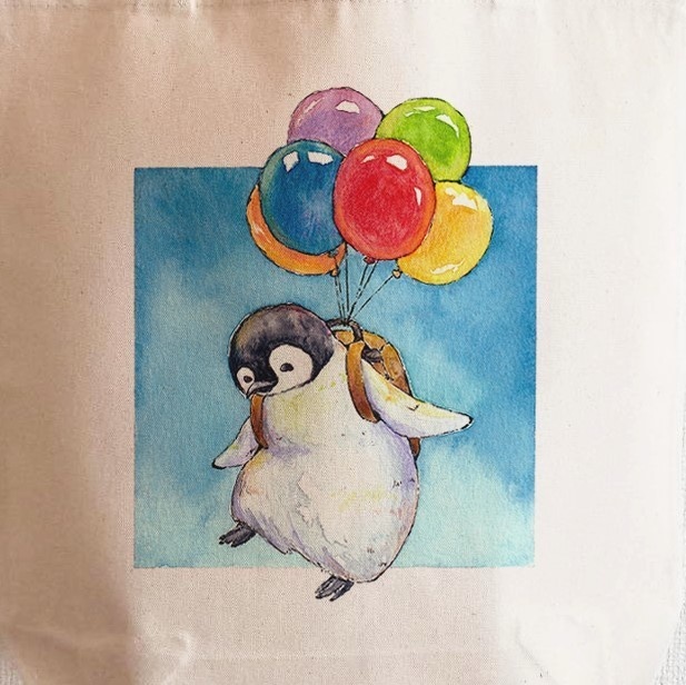 【送料無料・2サイズ】ふわふわ風船とコウテイペンギンのトートバッグ 絵本風水彩デザイン