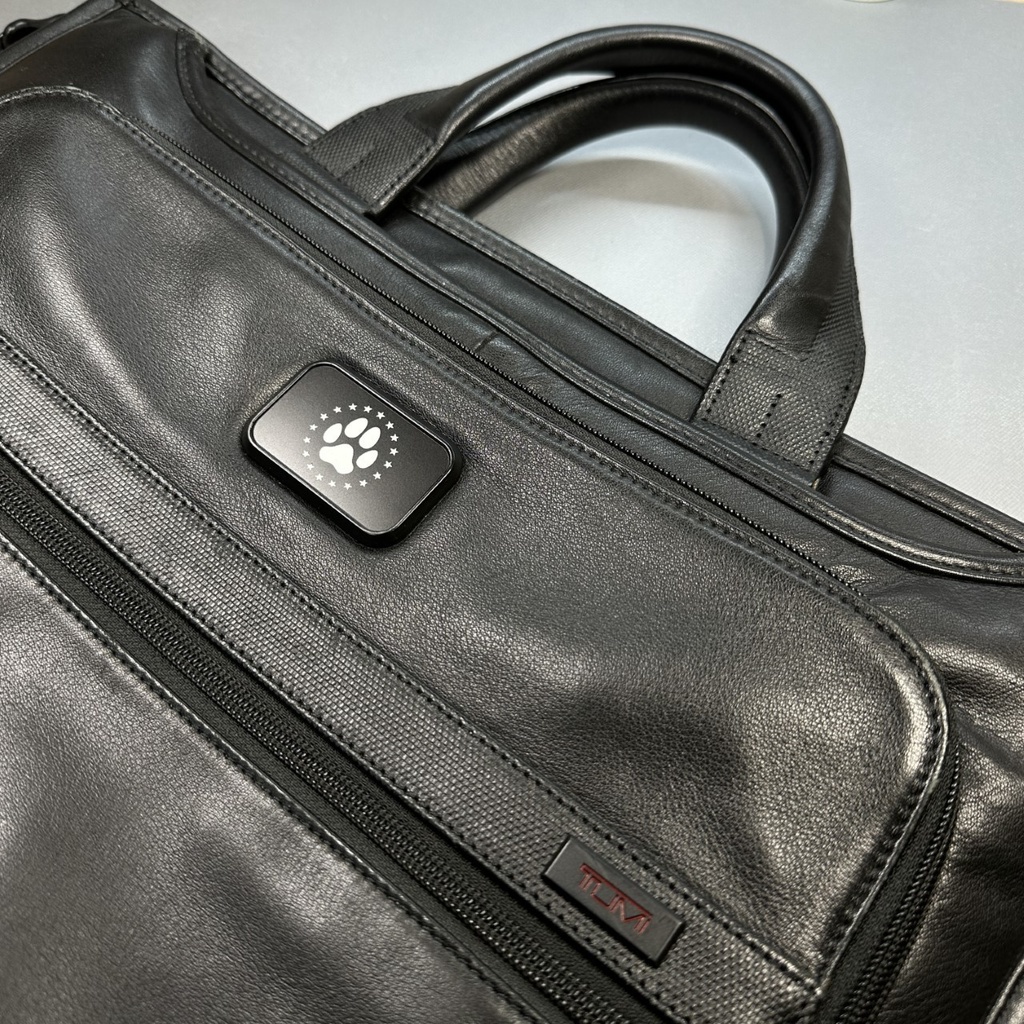 ◆TUMI 犬型 肉球 デザインプレート 黒x白 30x50mm