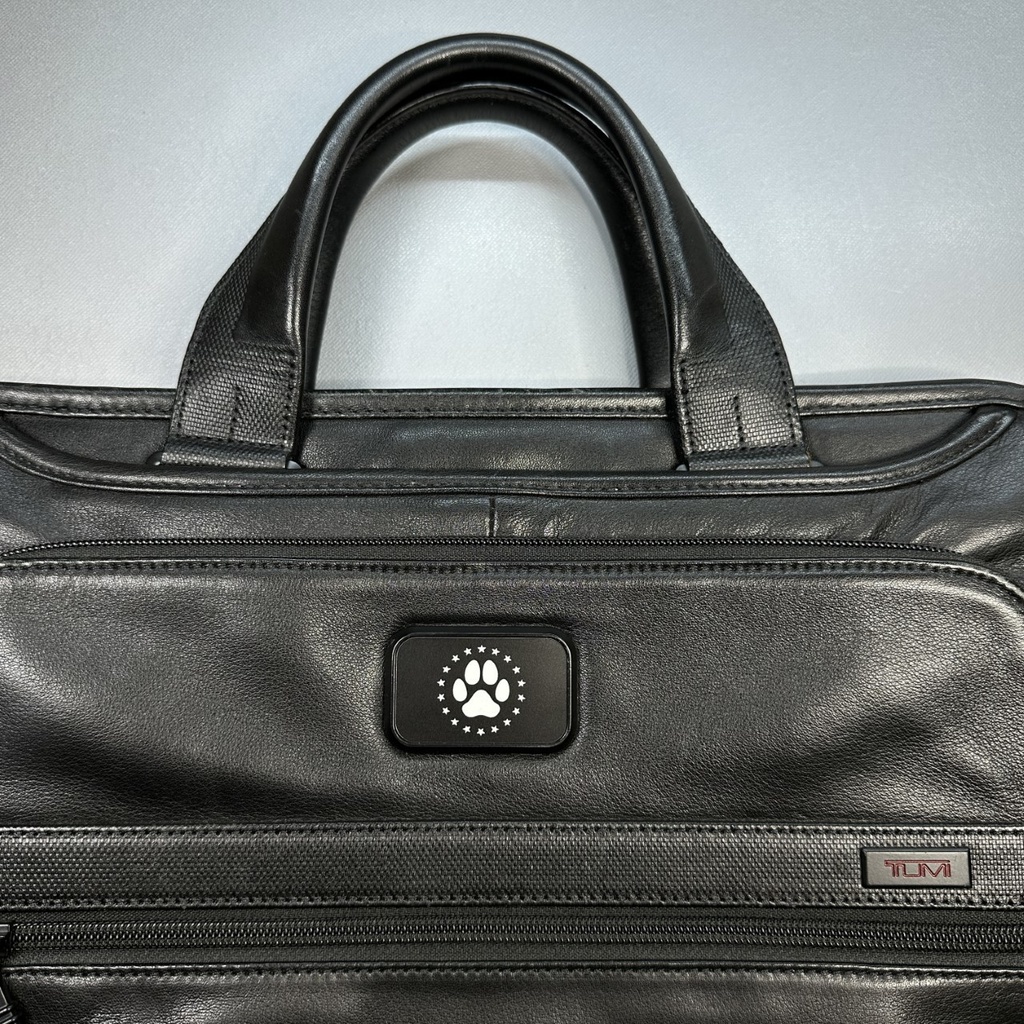 ◆TUMI 犬型 肉球 デザインプレート 黒x白 30x50mm