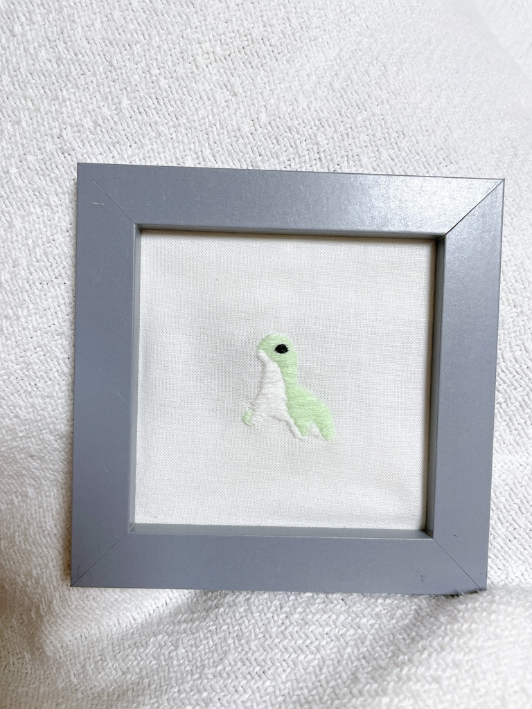 刺繍の額縁ネッシー