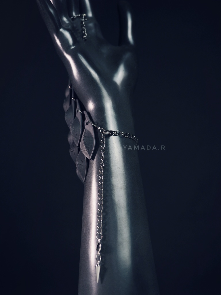 黒きドラゴンの鱗から作りしハンドアクセサリー