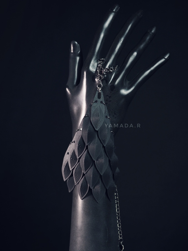 黒きドラゴンの鱗から作りしハンドアクセサリー