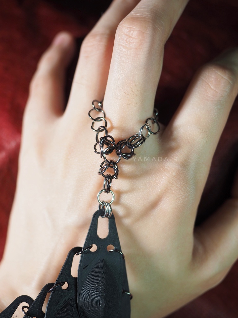 黒きドラゴンの鱗から作りしハンドアクセサリー