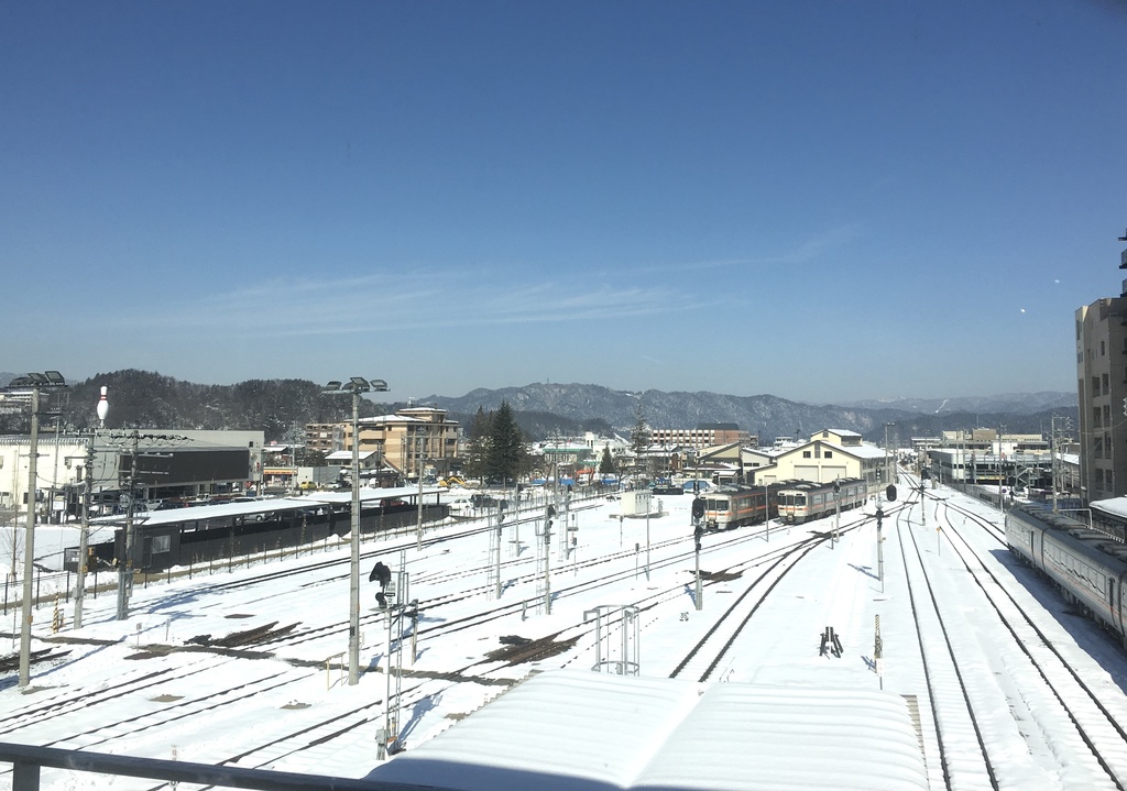 雪に覆われた線路