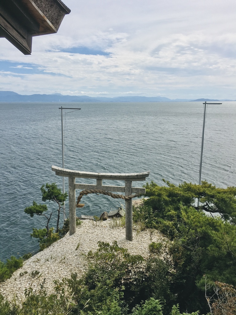 断崖の鳥居