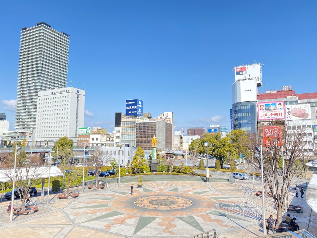岐阜駅前の広場