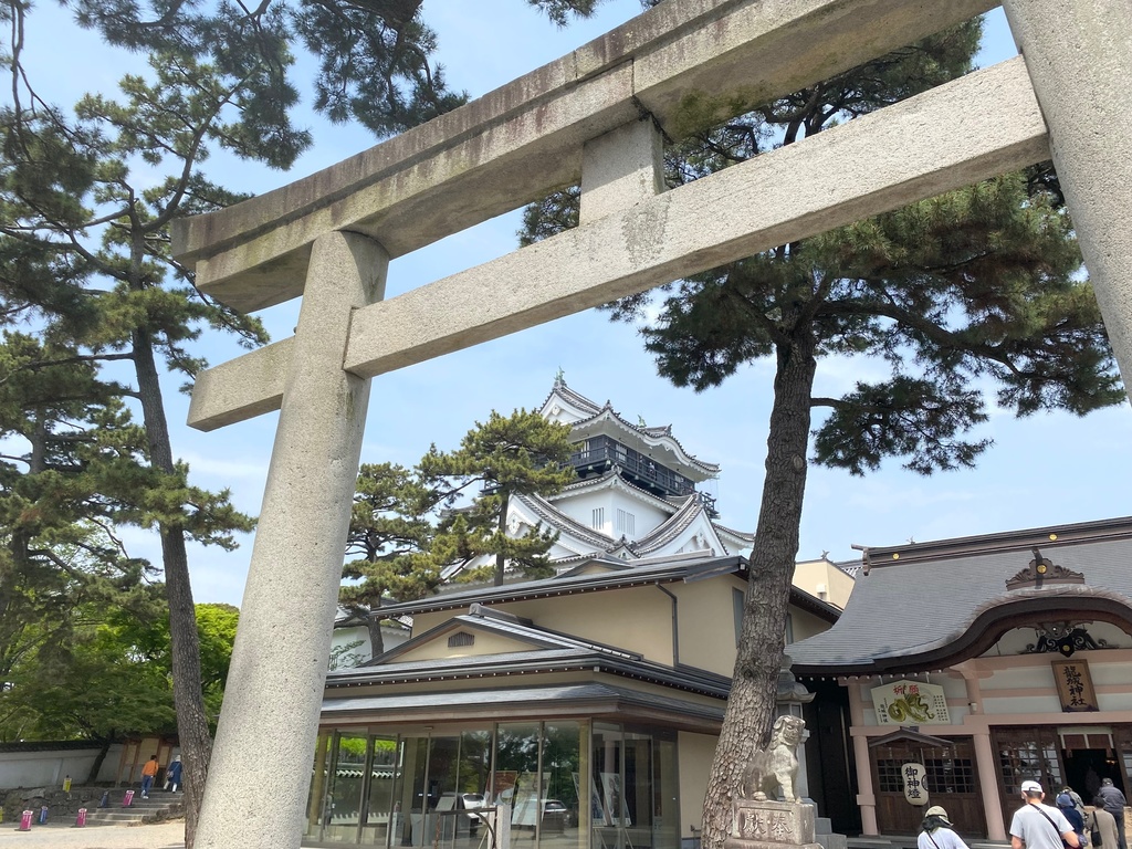 鳥居越しの岡崎城