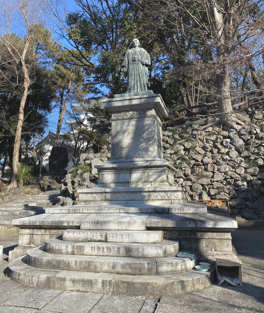 何かの像