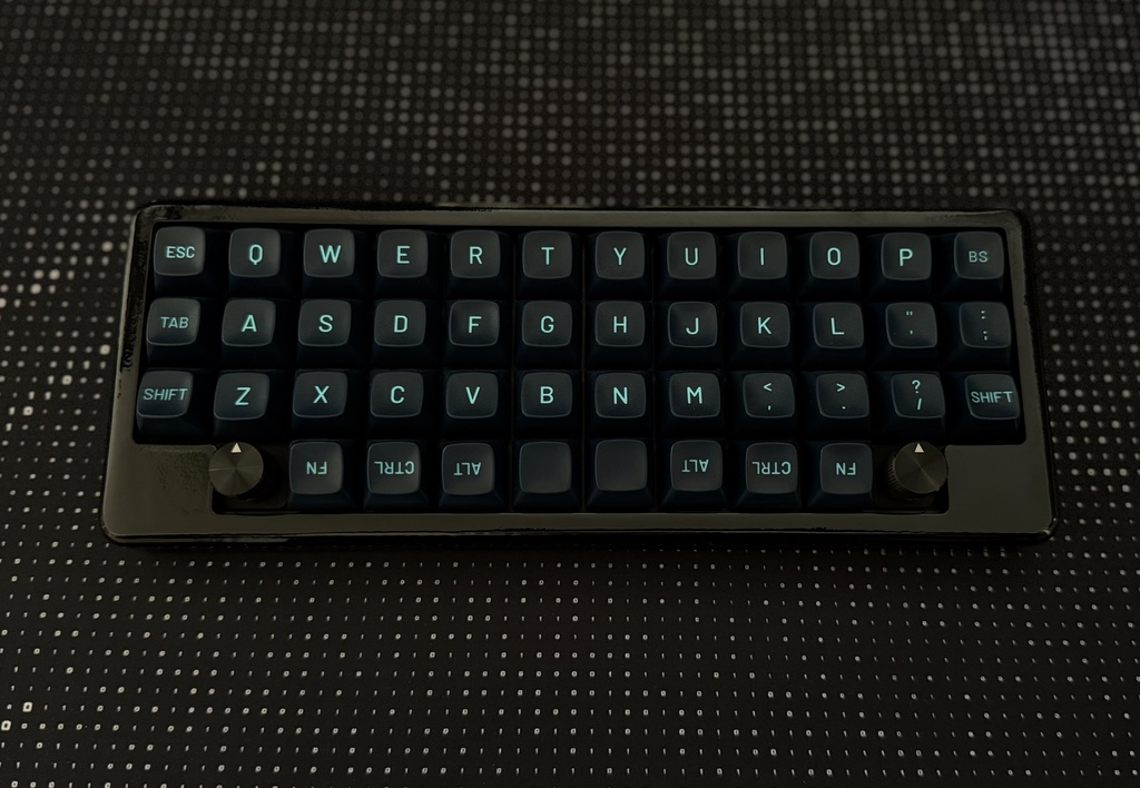 自作キーボード Trident40+Poseidonケース（キーキャップなし） 自作キーボード】初心者でも組めた！ミニマルなキーボードのビルドログ