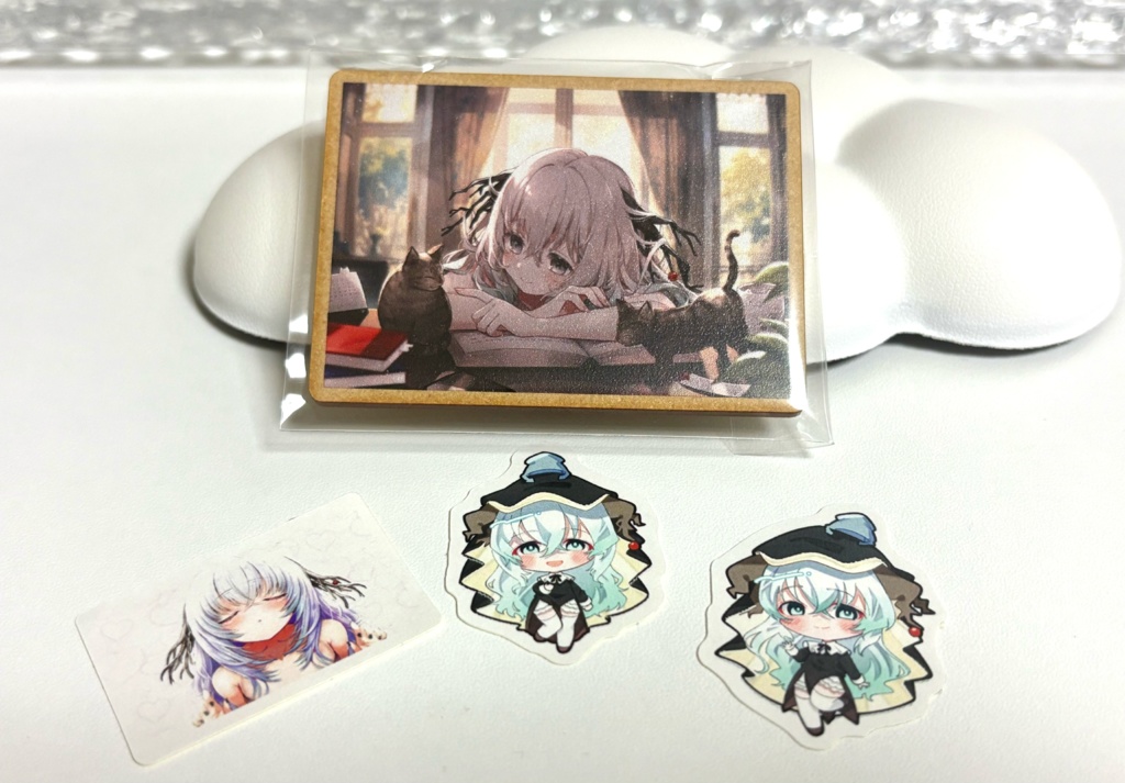 木製バッジ & ミニステッカー