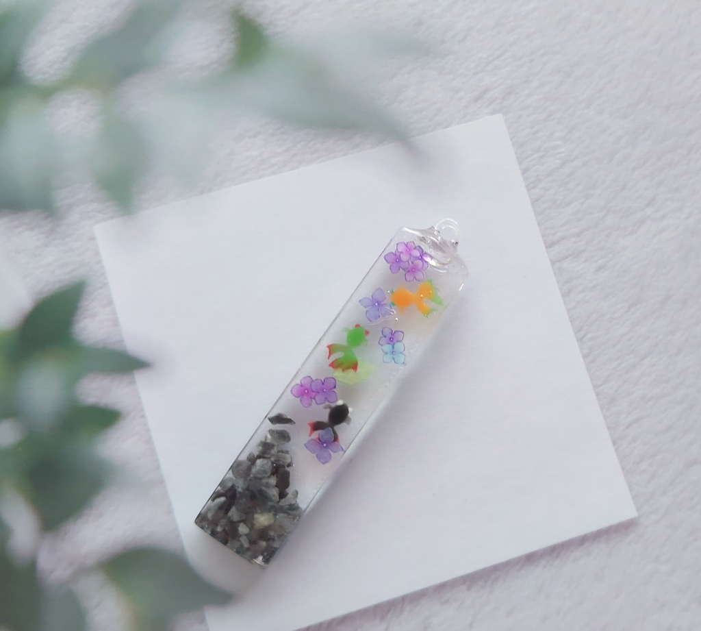 金魚が彩る池―紫陽花の景色―