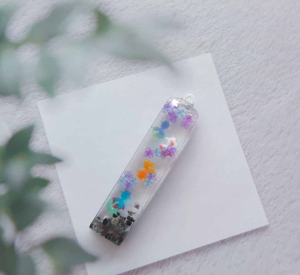 金魚が彩る池―紫陽花の景色―