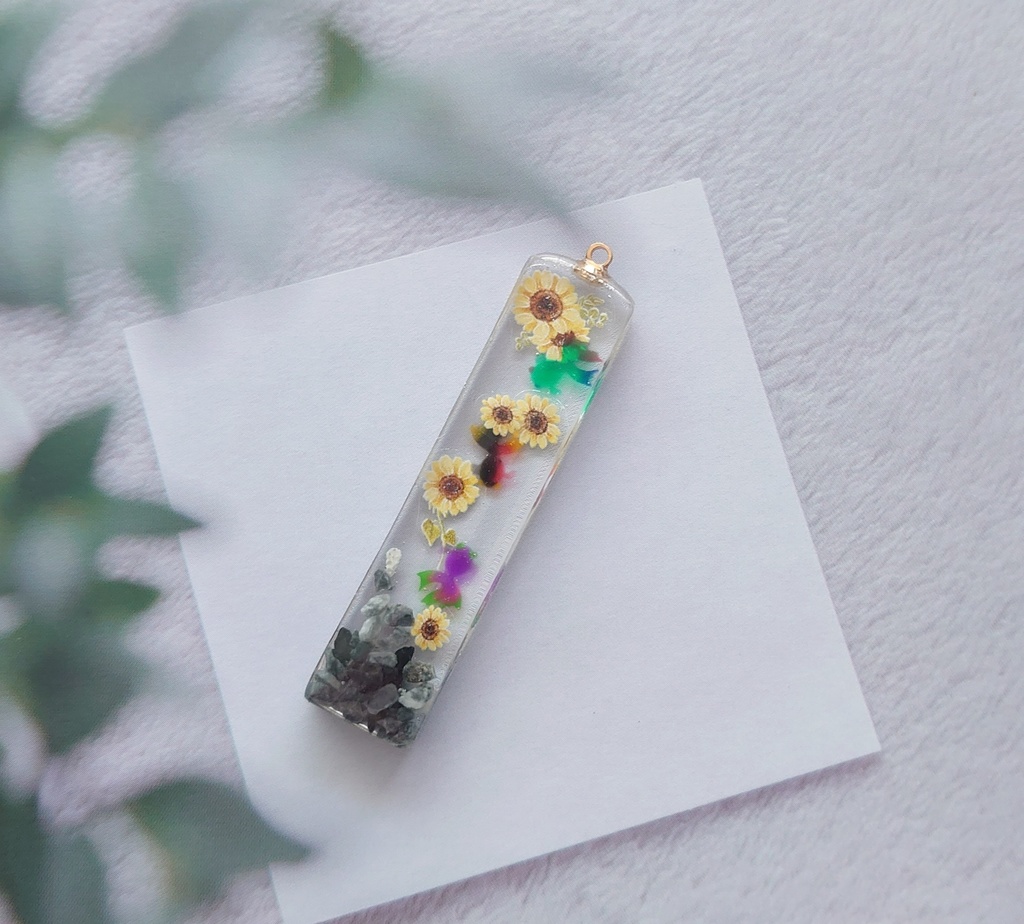 金魚が彩る池―向日葵の景色―