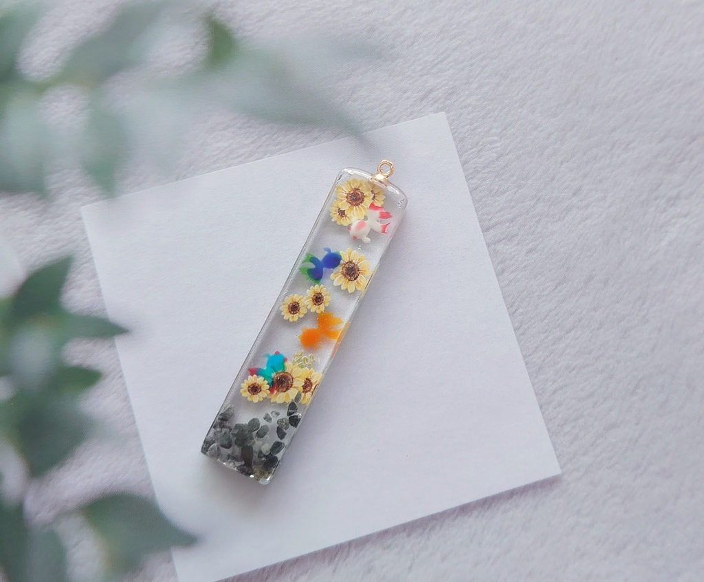 金魚が彩る池―向日葵の景色―