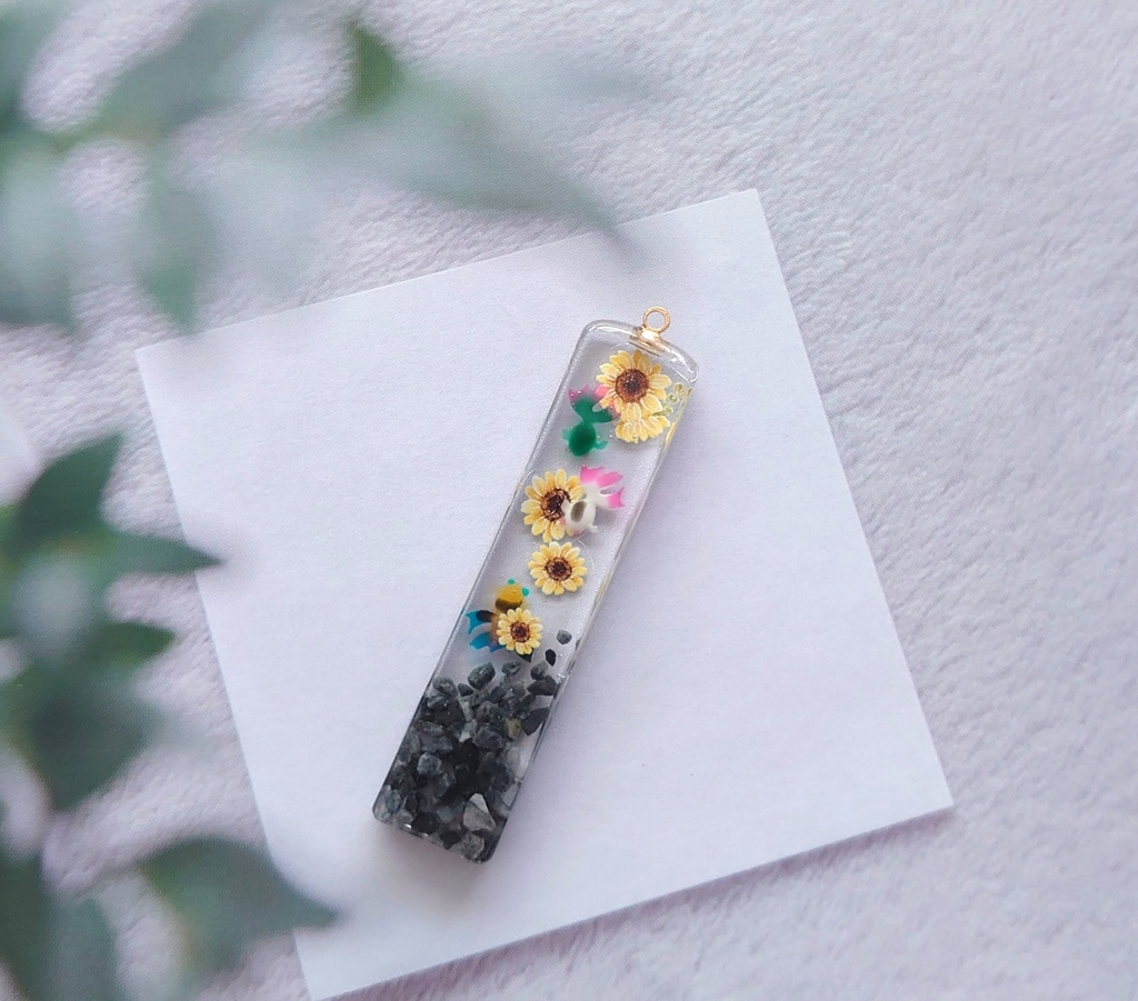 金魚が彩る池―向日葵の景色―