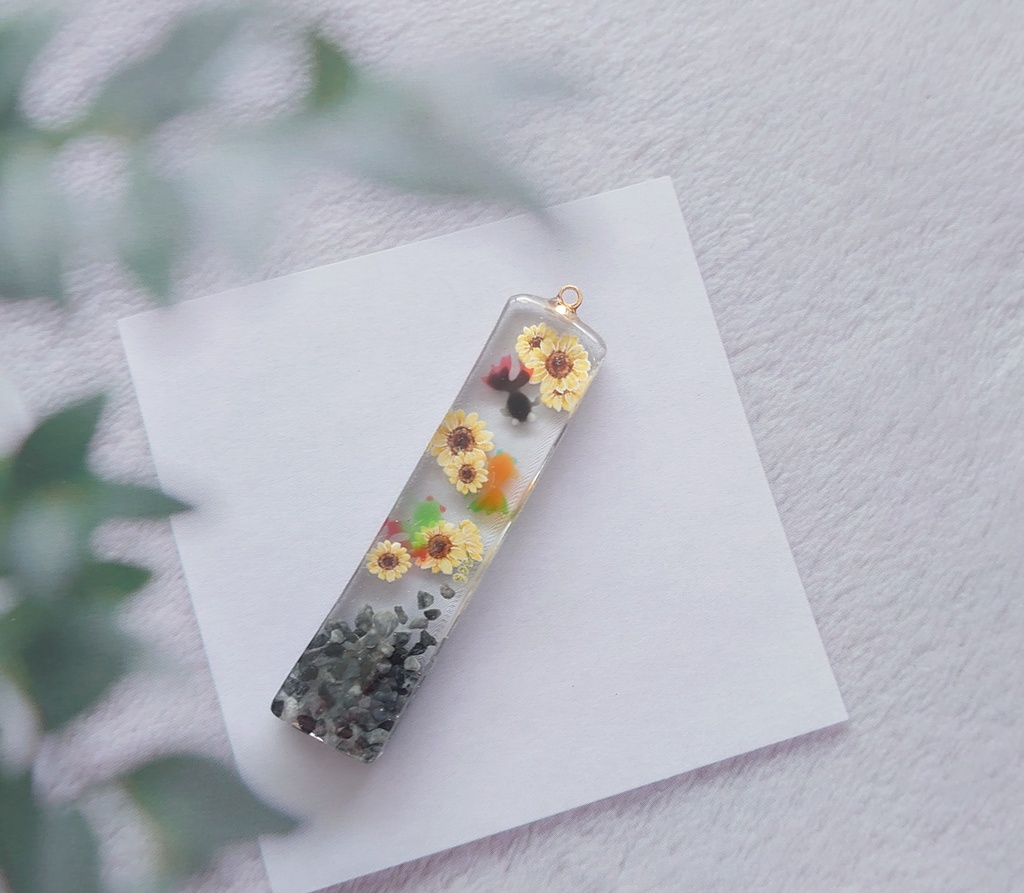 金魚が彩る池―向日葵の景色―