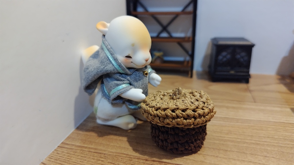 どんぐりの蓋付きカゴ