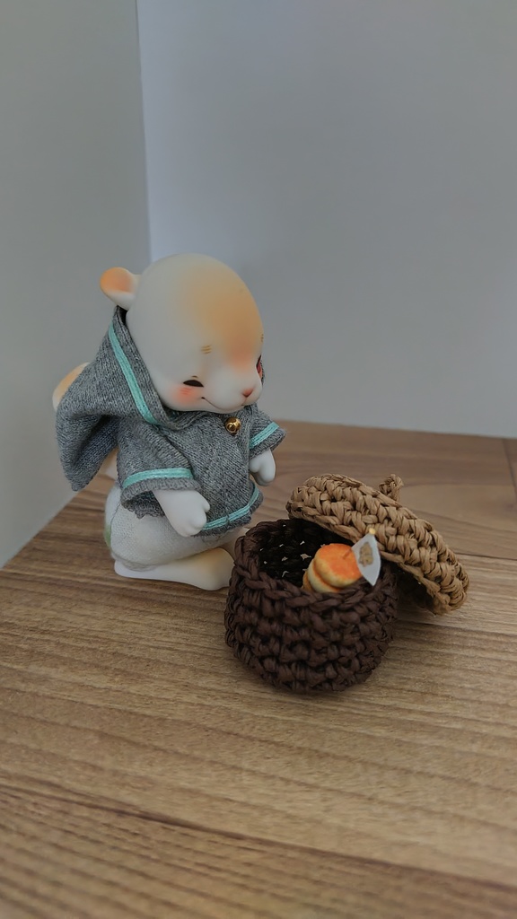 どんぐりの蓋付きカゴ