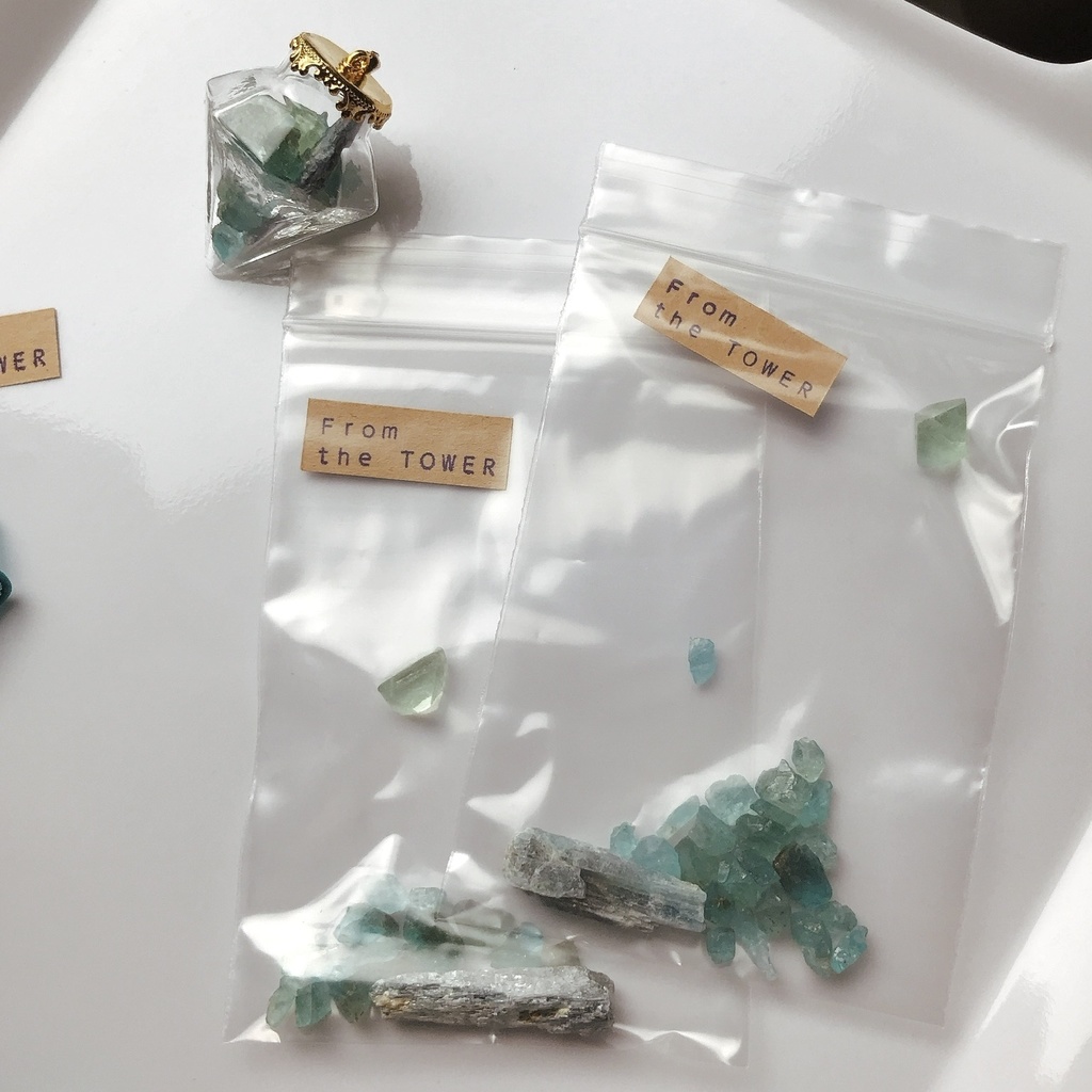 鉱物標本瓶 - Piece of the Tower (Globe/Octagon)