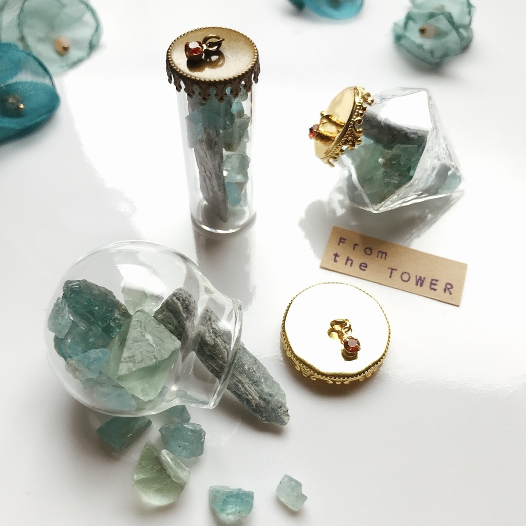 (B品)鉱物標本瓶 - Piece of the Tower (Globe/Octagon)