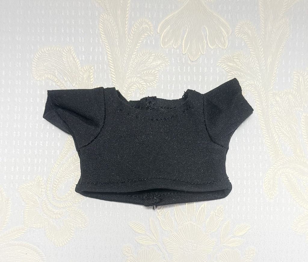 シンプルな黒Tシャツ