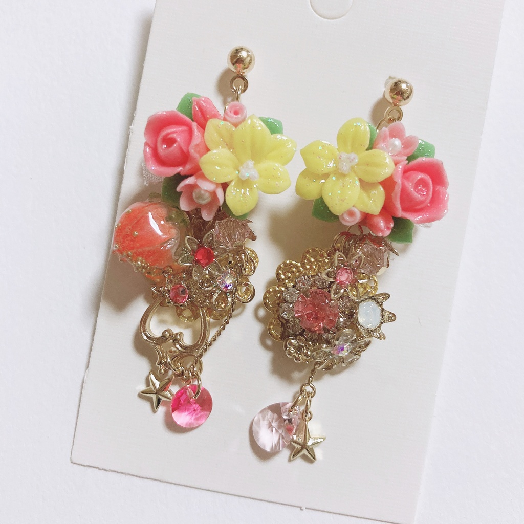 桜色クレッセント　ハンドメイド　ピアス　スワロフスキー