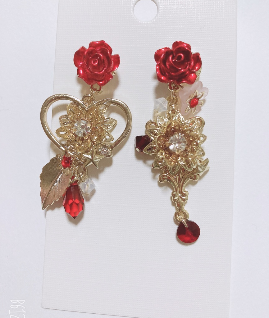 真紅の剣呑　ハンドメイド　ピアス　スワロフスキー