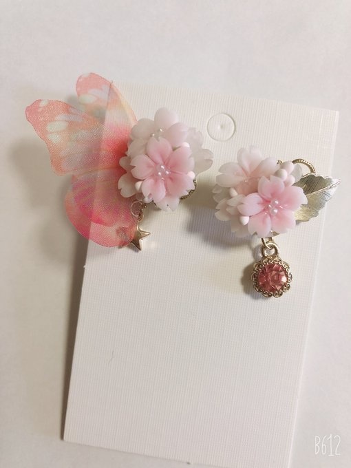 桜ひとひら　ピアス　ハンドメイド