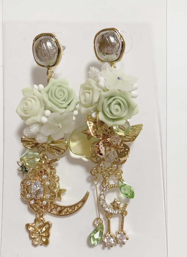 宵闇に写る花弁　ハンドメイド　スワロフスキー　ピアス