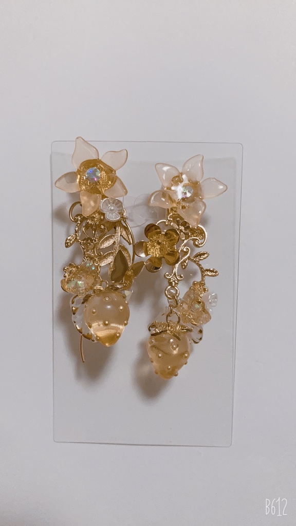 (デザインイヤリング)恋の始まる予感　ハンドメイド　イヤリング　いちごイヤリング