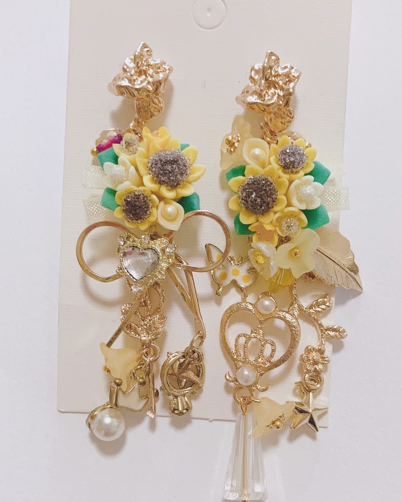 方向違いの風の音　ハンドメイド　スワロフスキー　ひまわりピアス