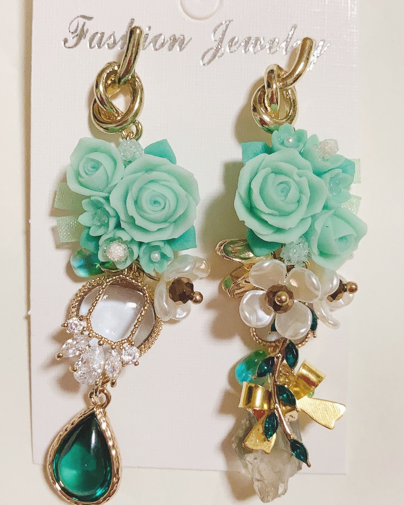 愛にも恋にも　薔薇ピアス　ビーズピアス