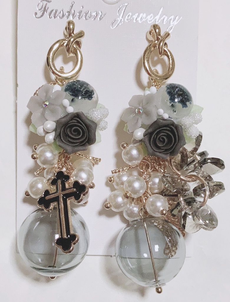つながりは温かい  薔薇ピアス　ガラスピアス