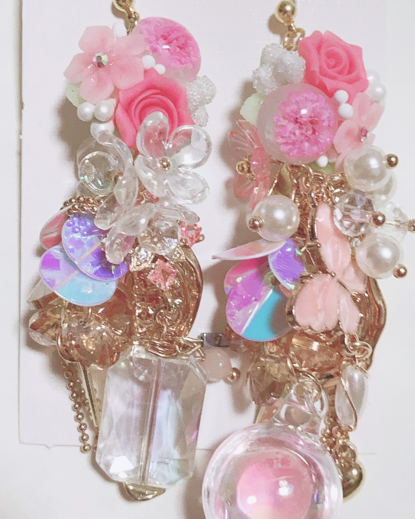 愛に恋せよ　薔薇ピアス　スパンコールタッセルピアス　水入りピアス