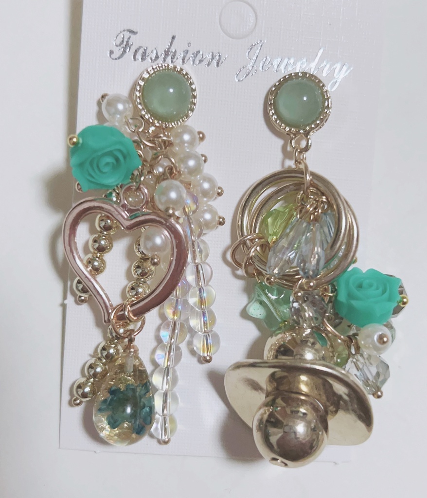 澄んだ美しさ　薔薇ピアス　ジャラジャラピアス　ゴージャスピアス