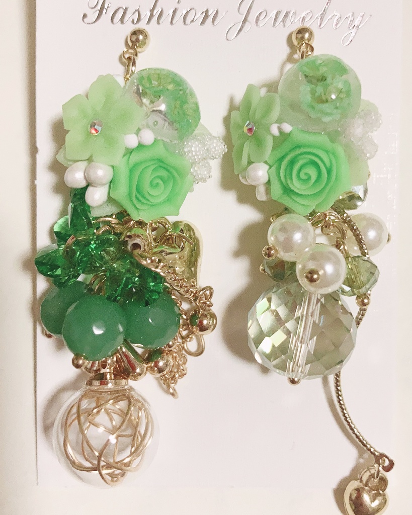温もりが光をもたらす  薔薇ピアス　ジャラジャラアクセサリー