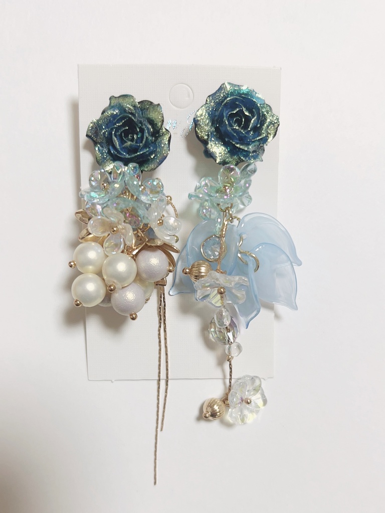 胸に芽吹く　薔薇ピアス　ハンドメイドピアス　ロングピアス　ゴージャス　薔薇アクセ