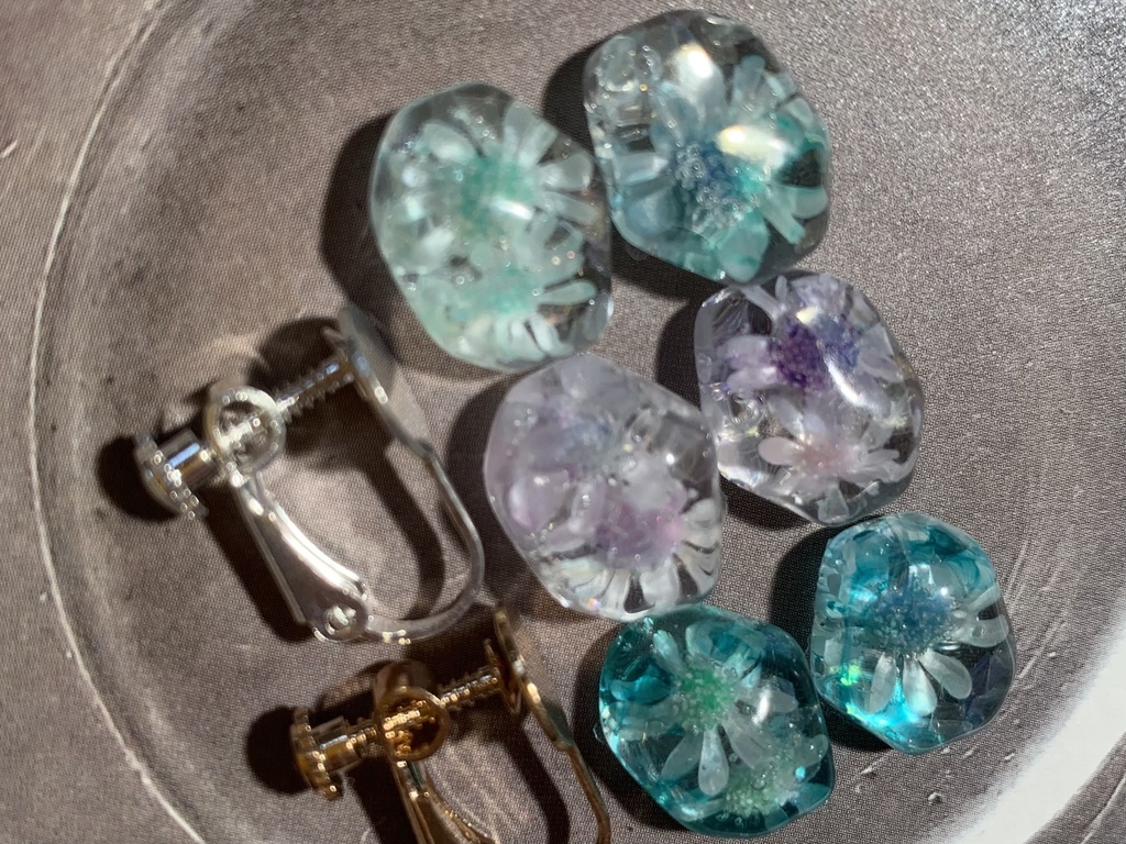 小さな花とガラスカレットのイヤリング