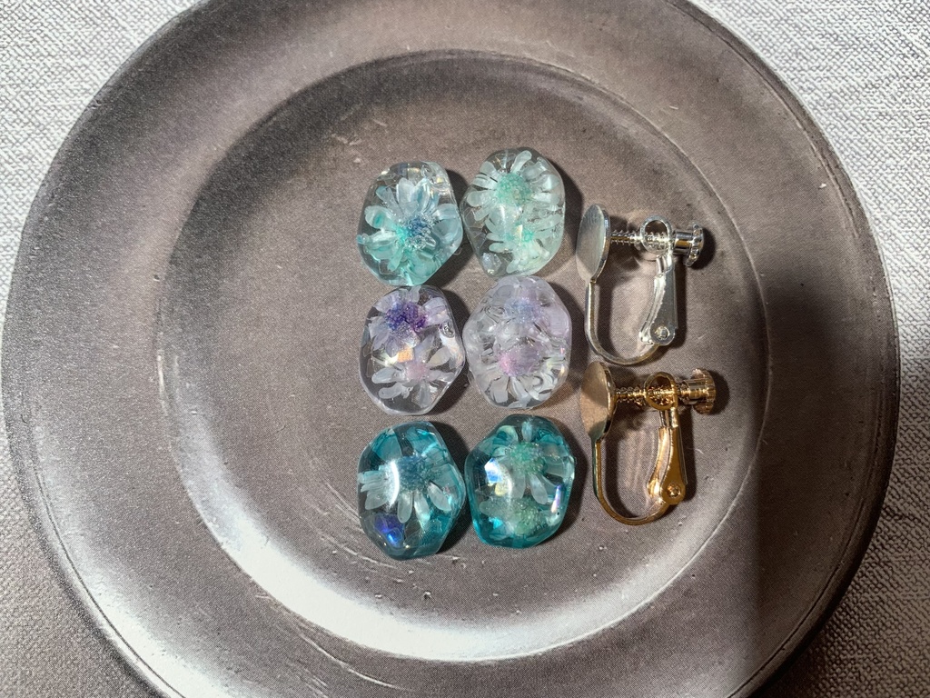 小さな花とガラスカレットのイヤリング