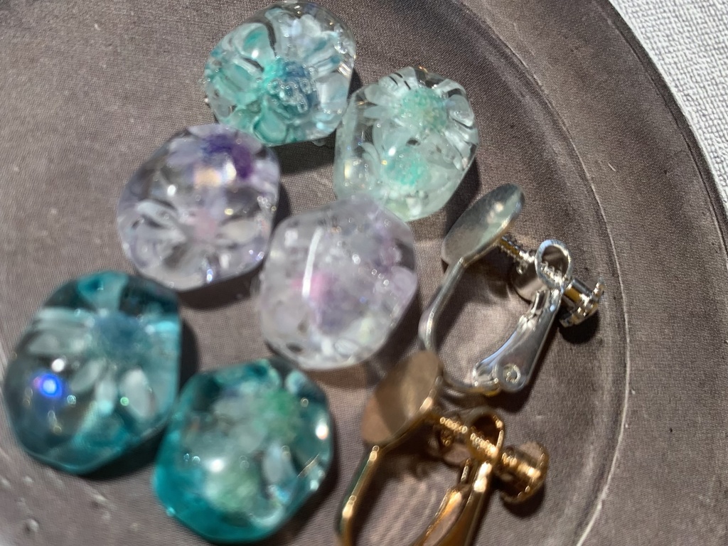 小さな花とガラスカレットのイヤリング