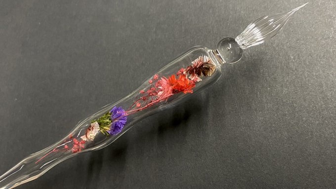 【宝物を詰め込んだガラスペン】赤と紫のドライフラワー