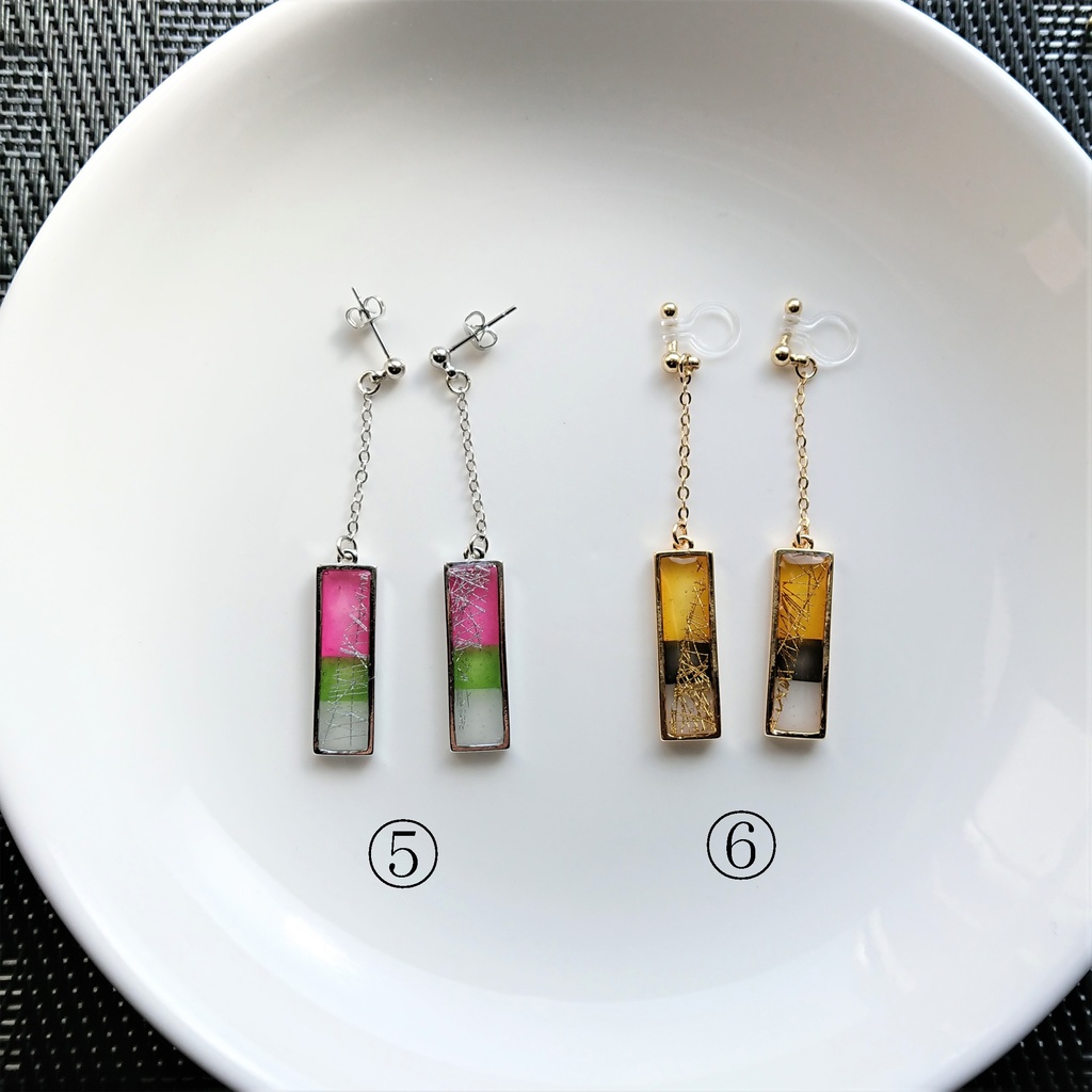 柱のプレートピアス