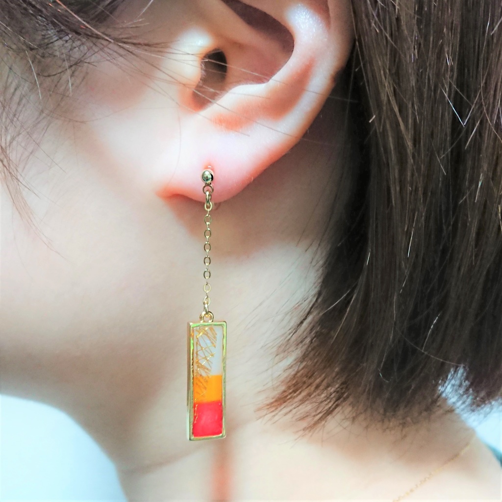 柱のプレートピアス