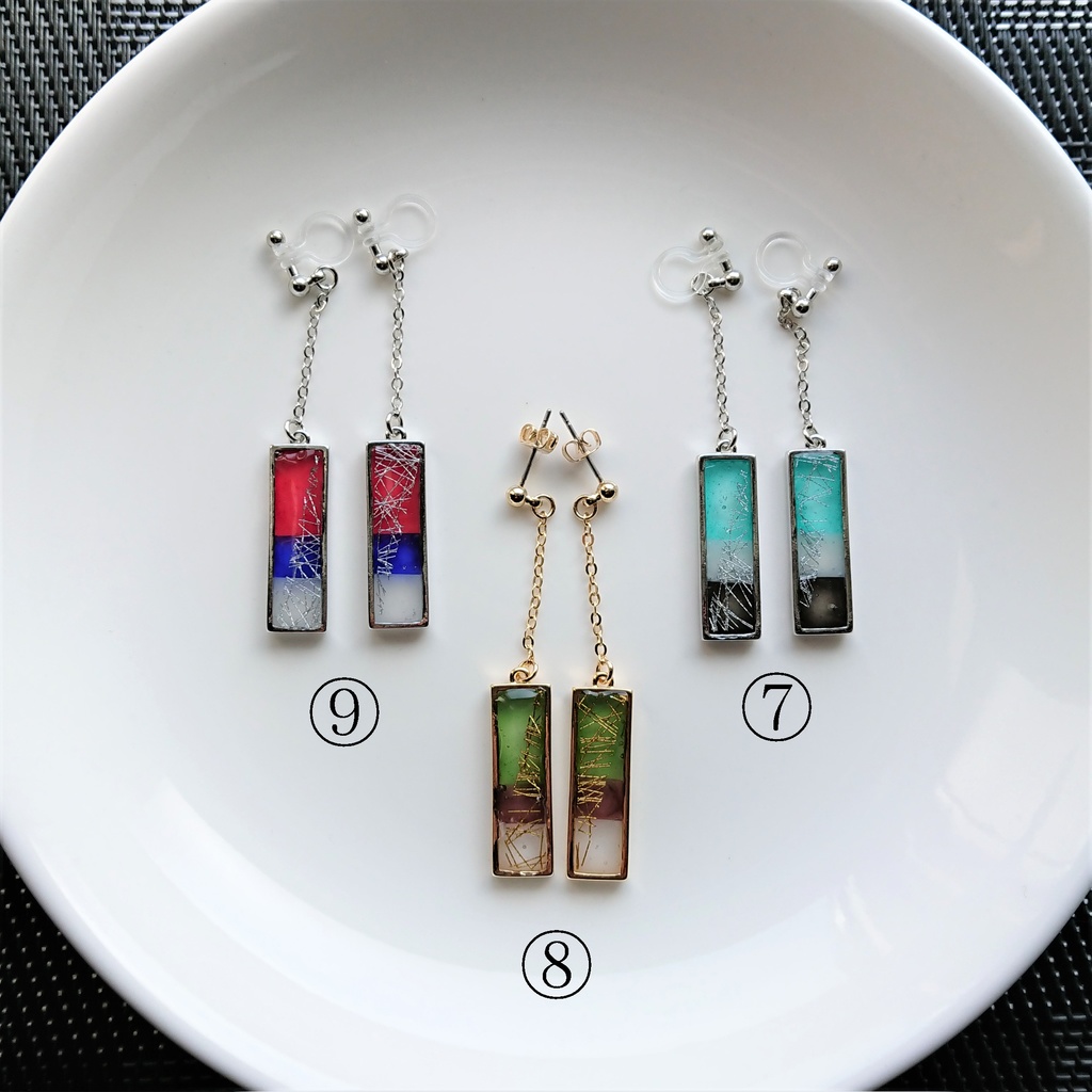 柱のプレートピアス